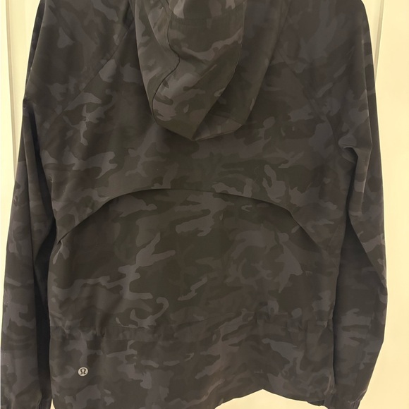 Lululemon Pack it up Jacket, multi Grey Camo Zip-Up Jacket, water repellant. - Picture 4 of 6